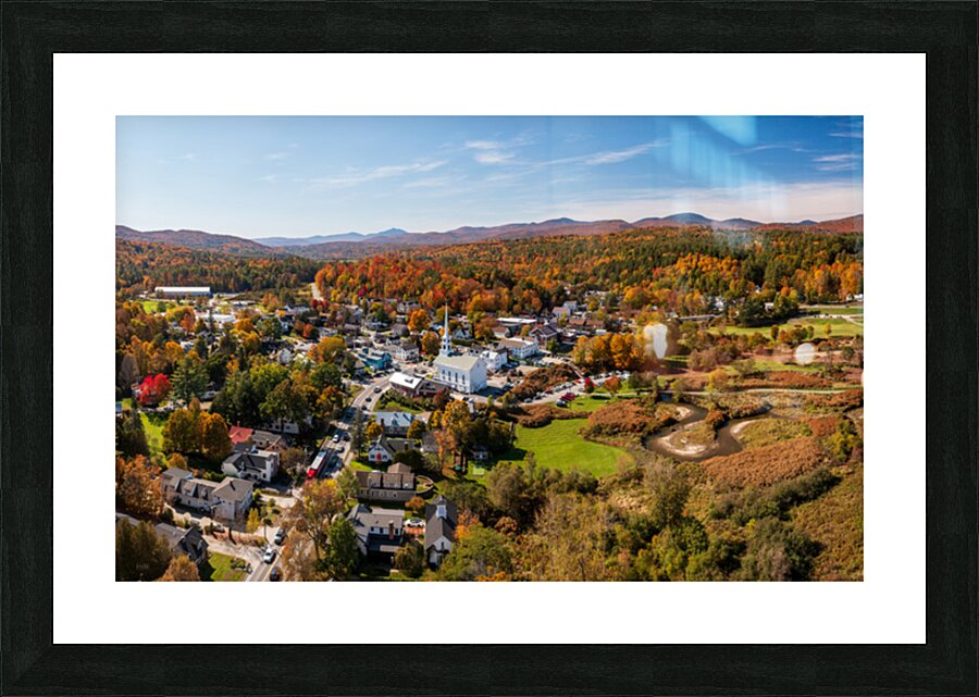 Aerial view of the town of Stowe Vermont in the fall Impression et Cadre photo