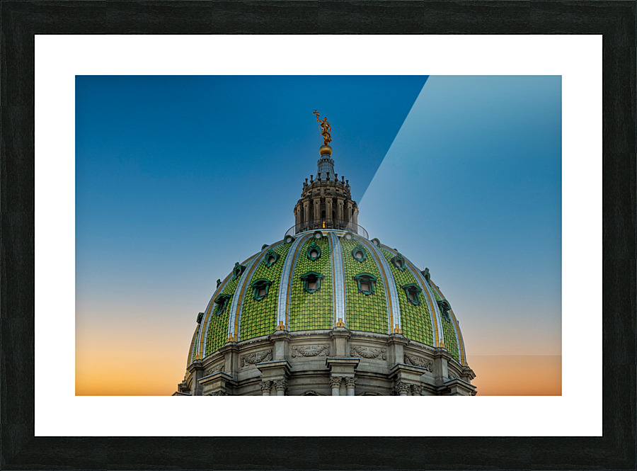 Sun sets behind the ornate dome of Pennyslvania State Capitol Impression et Cadre photo