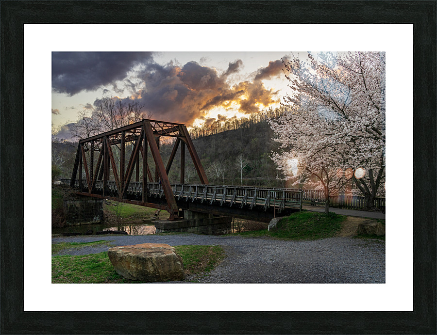 Steel girder bridge carries the bike walking trail over Deckers  Impression et Cadre photo