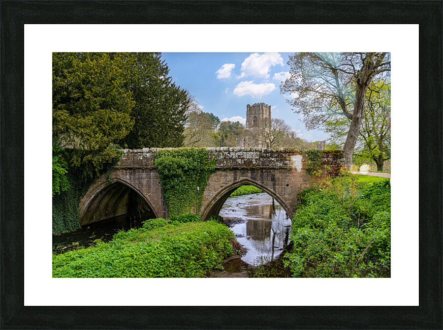 Stone bridge at Fountains Abbey ruins in Yorkshire England Impression et Cadre photo