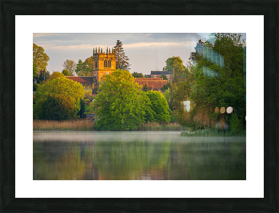 Sunset view across Ellesmere Mere in Shropshire to church Impression et Cadre photo