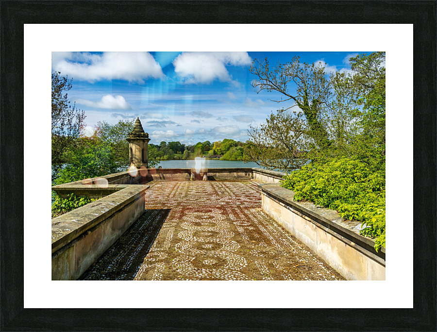 Old stone railway viaduct over River Nidd in Knaresborough Impression et Cadre photo