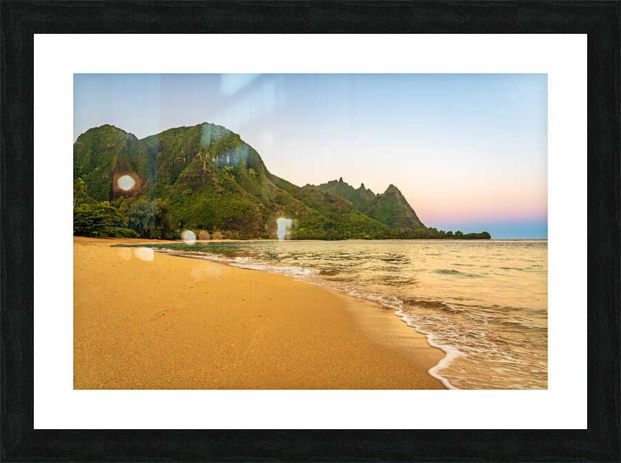 Early morning sunrise over Tunnels Beach on Kauai in Hawaii Impression et Cadre photo