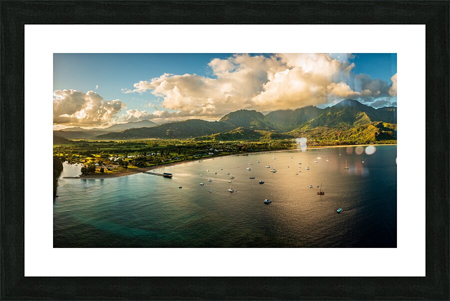 Aerial panorama over the town of Hanalei and valley at sunrise Impression et Cadre photo