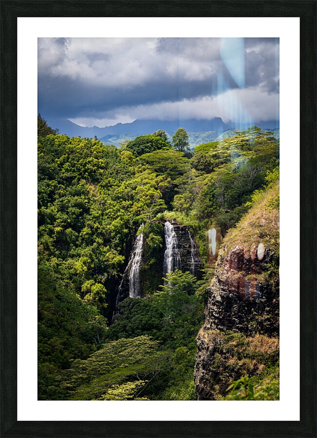 Opaekaa Falls sunlit as dark storm clouds gather over the hills Impression et Cadre photo