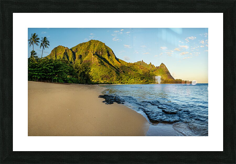 Early morning sunrise over Tunnels Beach on Kauai in Hawaii Impression et Cadre photo