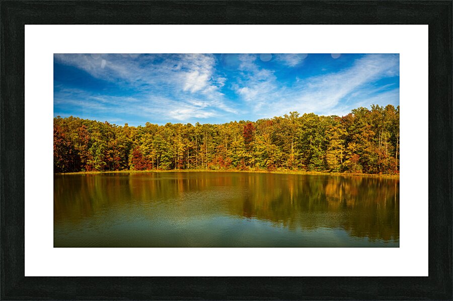 Fall leaves surround reservoir in Coopers Rock State Forest in W Impression et Cadre photo