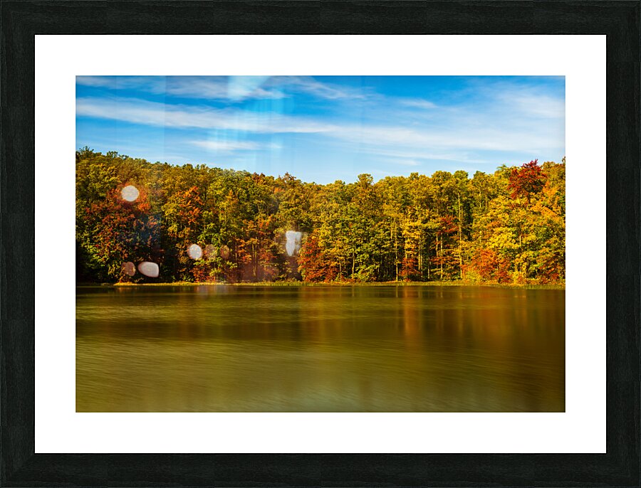 Fall leaves surround reservoir in Coopers Rock State Forest in W Impression et Cadre photo