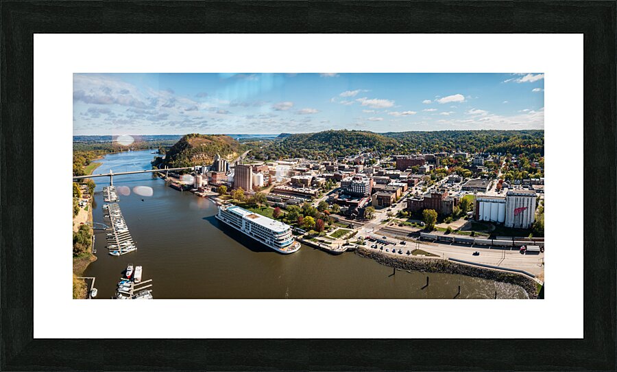 Aerial view of Red Wing Minnesota with river cruise boat Impression et Cadre photo