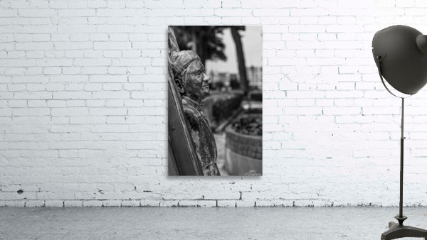Statue of Lawrence Durrell in Corfu in black and white Wall Preview
