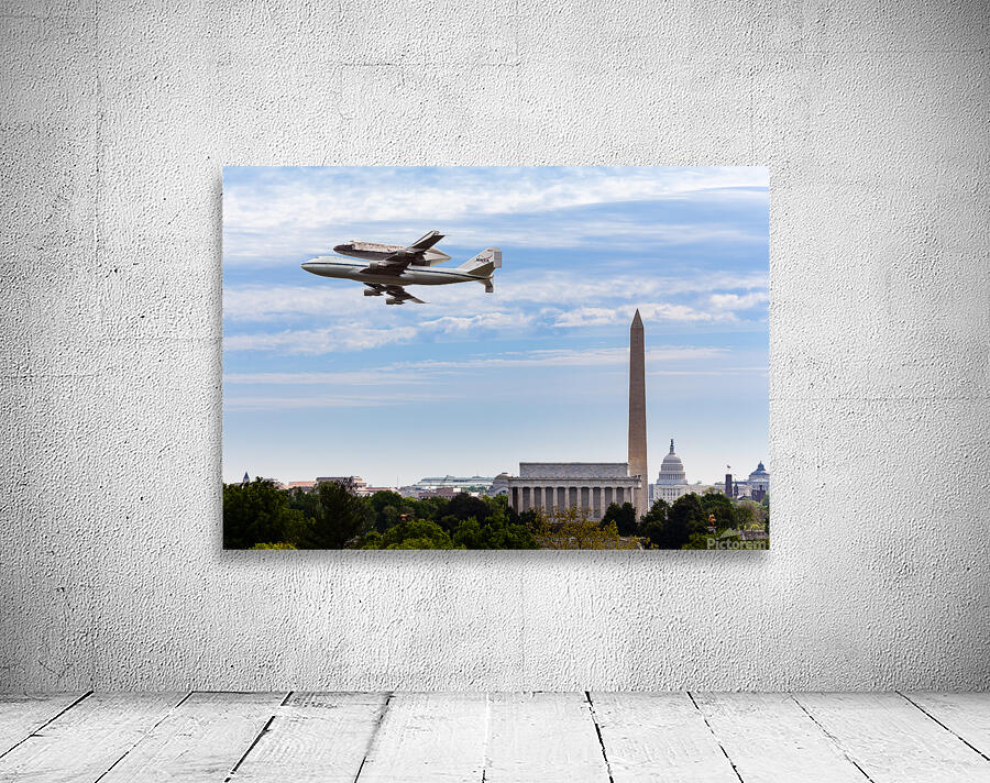 Space Shuttle Discovery flies over Washington DC Wall Preview