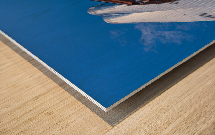 Reflective surface of the Vessel with a skyscraper behind with c Impression sur bois