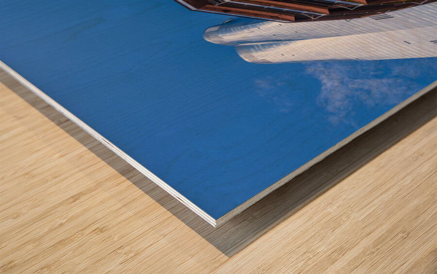 Reflective surface of the Vessel with a skyscraper behind with c Impression sur bois