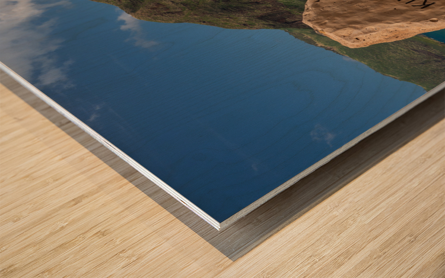 Winter waves crash on the shore at Kulailai beach on Oahu Impression sur bois