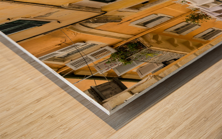 Small empty taverna in Old Town Corfu Impression sur bois