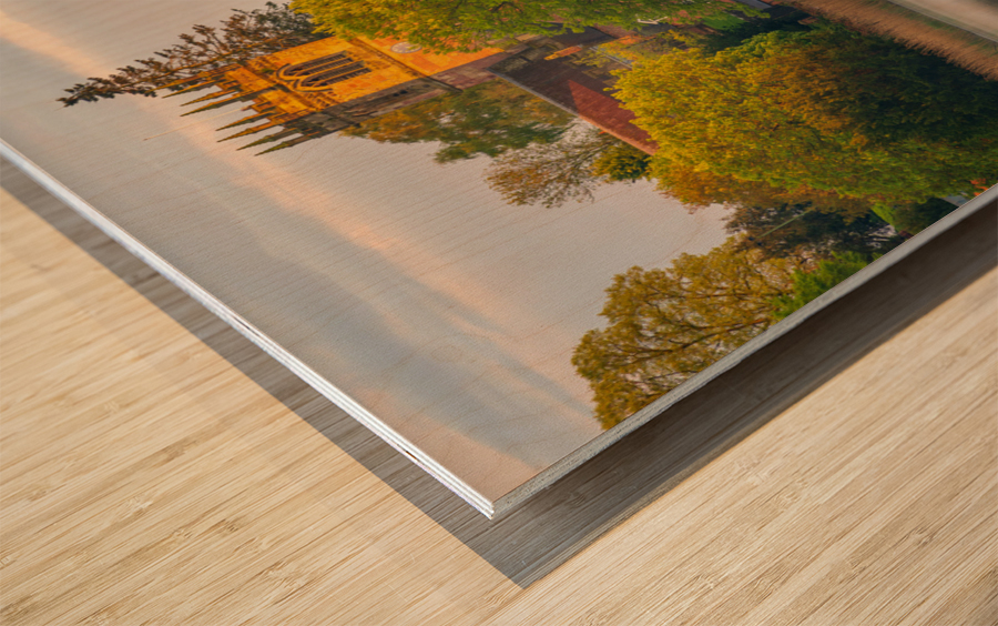 Sunset view across Ellesmere Mere in Shropshire to church Impression sur bois