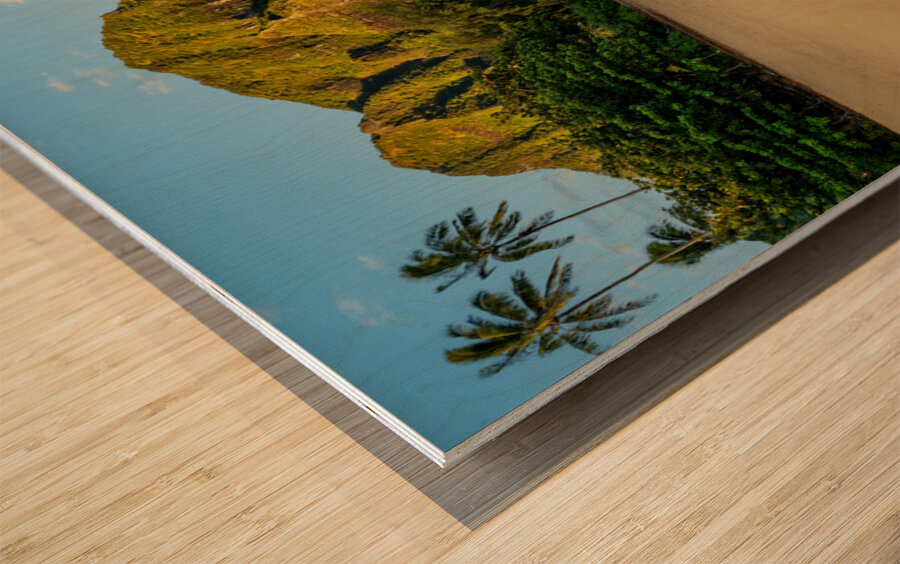 Early morning sunrise over Tunnels Beach on Kauai in Hawaii Impression sur bois