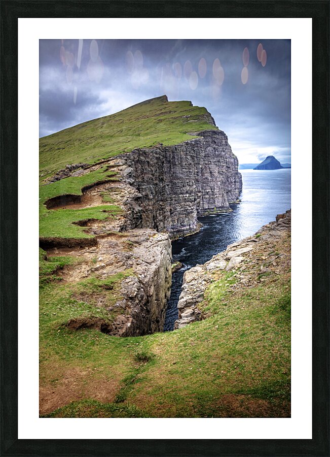 Sørvágsvatn cliffs view Picture Frame print