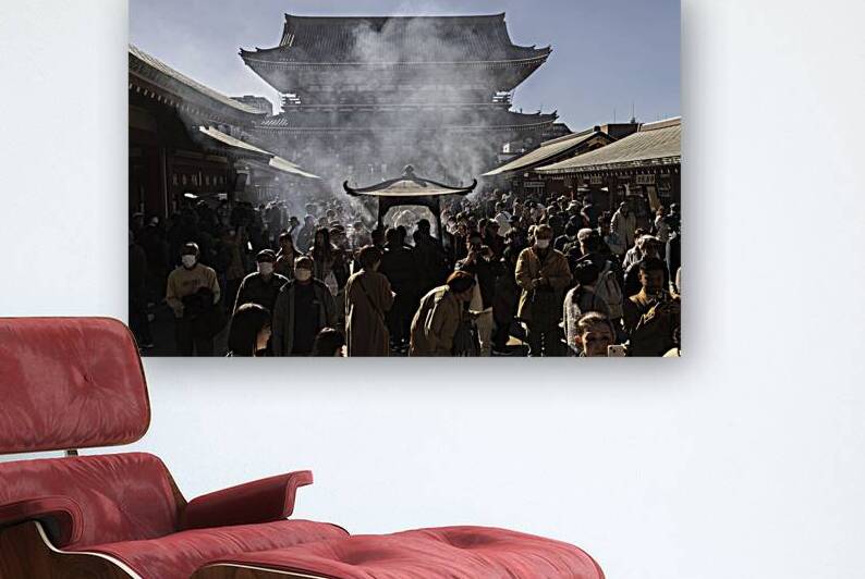 tourists visit the Senso Ji temple by Gualtiero Boffi
