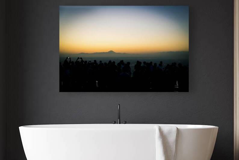 people wait for the sunset and photograph the city of Tokyo with by Gualtiero Boffi