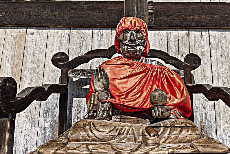 wooden sculpture outside Todaiji Temple in Nara  by Gualtiero Boffi