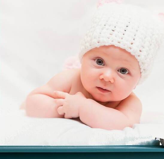 cute newborn portrait by Gualtiero Boffi