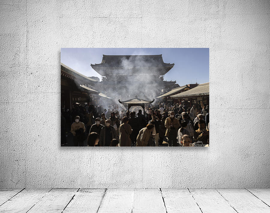 tourists visit the Senso Ji temple Wall Preview