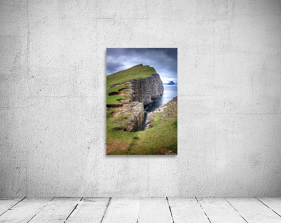Sørvágsvatn cliffs view Wall Preview