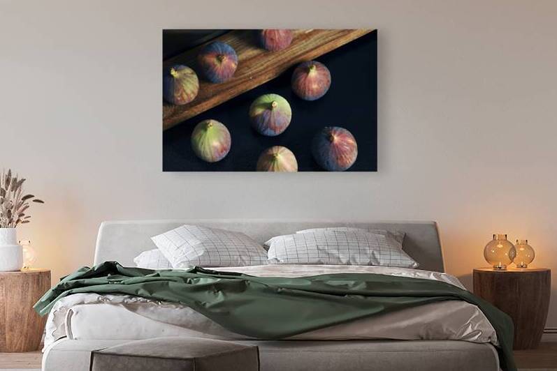 Directly above shot of fresh figs on wooden table by Thevectoryfloor