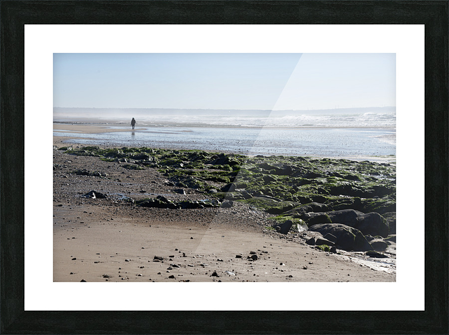 Seul sur le sable Picture Frame print