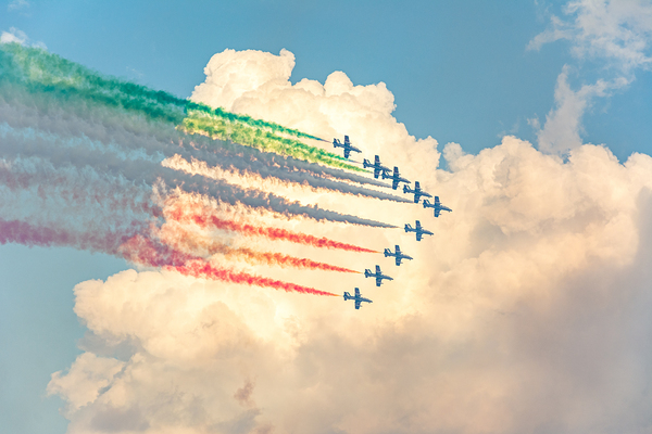 Fighter jets performing airshow with colorful exhaust streams in scenic clouds Téléchargement Numérique