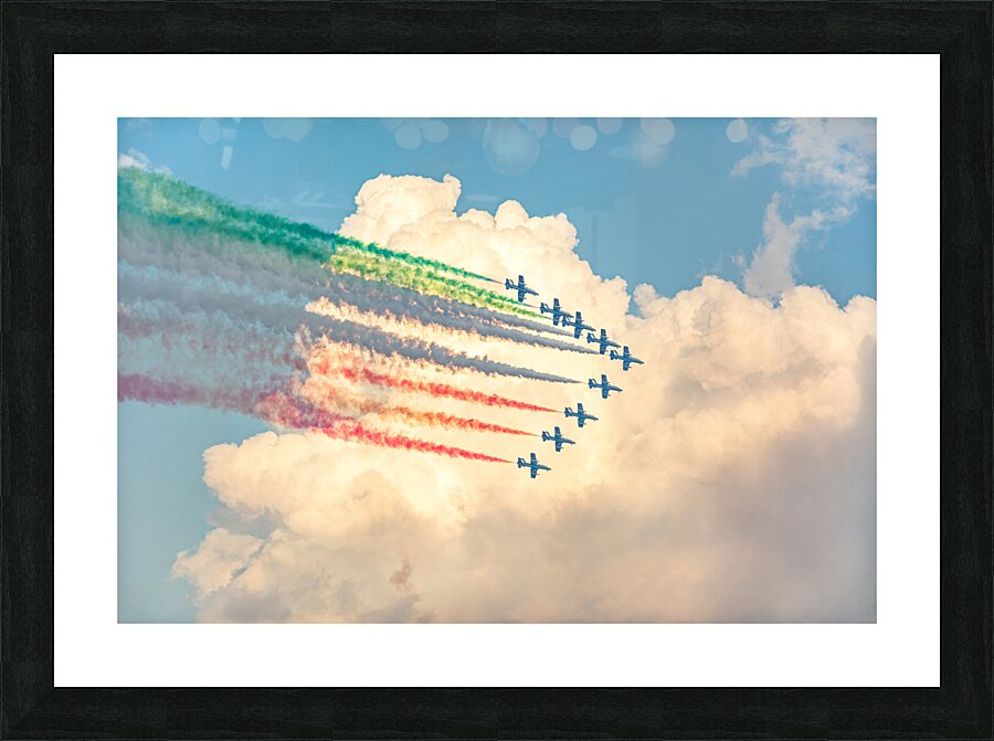 Fighter jets performing airshow with colorful exhaust streams in scenic clouds Impression et Cadre photo