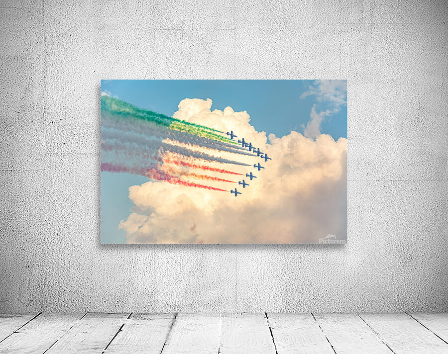 Fighter jets performing airshow with colorful exhaust streams in scenic clouds Aperçu sur mur