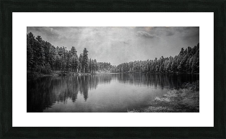 Exploring the Mystical Beauty of Center Lake: A Smokey Pond Impression et Cadre photo