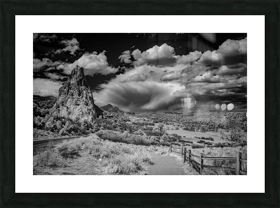 Trail to Majesty: A Stormy Garden Walk Impression et Cadre photo