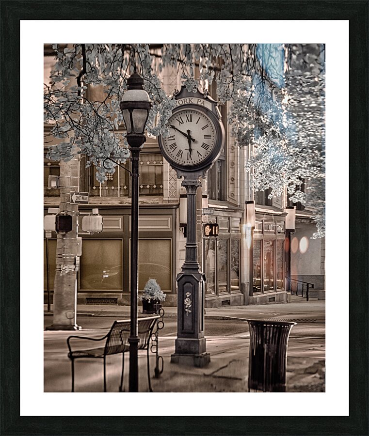 Frozen in Time: Yorks Stilled Clockscape in Infrared Harmony Impression et Cadre photo