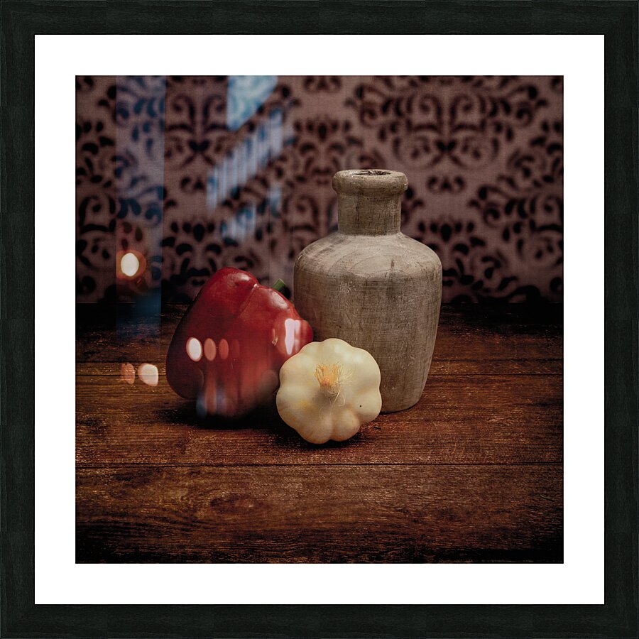 Farmhouse Spice: Weathered Wooden Jar with Red Pepper and Garlic Impression et Cadre photo