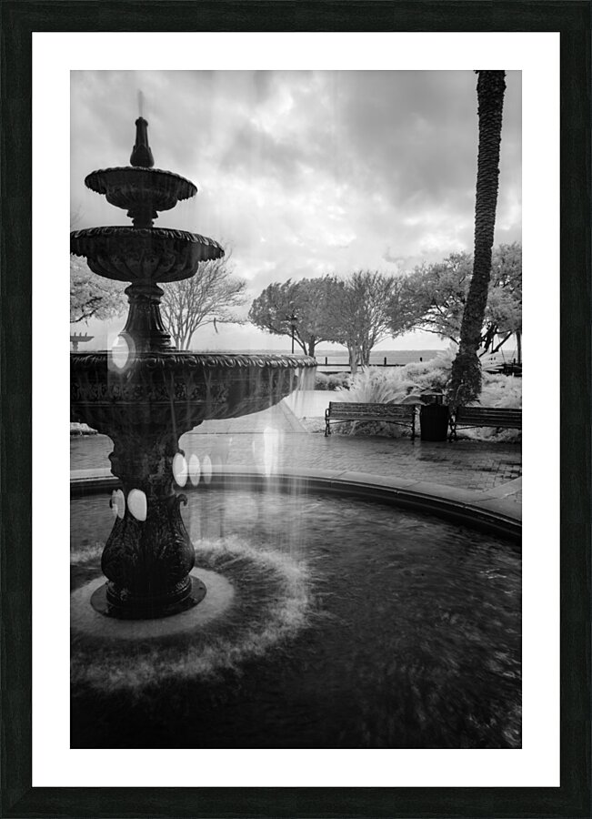 Monochromatic Elegance: Rainy Day Reverie at the Fountain in Saint Marys Georgia Impression et Cadre photo