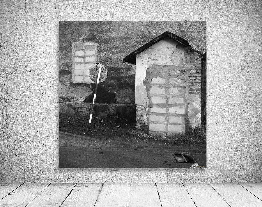 Decisively closed Wall Preview