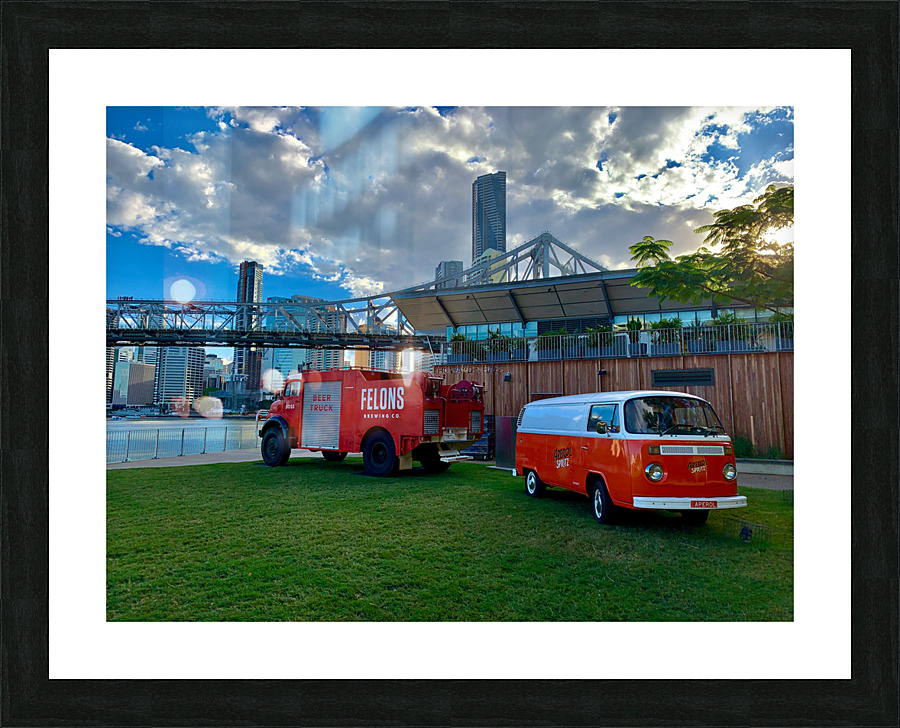 Red Trucks in Front of the Bridge Impression et Cadre photo