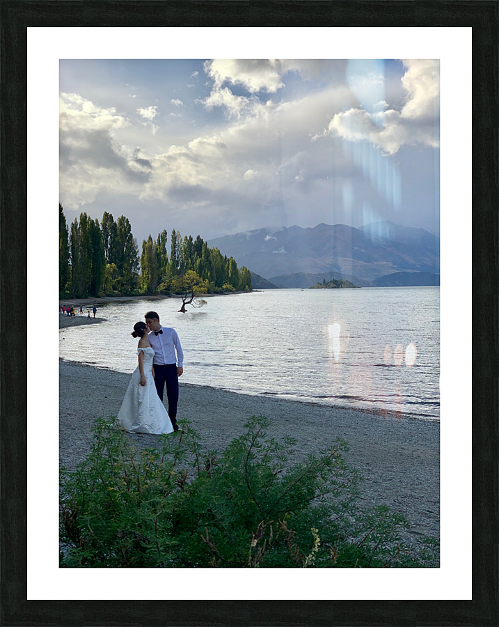 Newlyweds by the Wanaka Tree Impression et Cadre photo