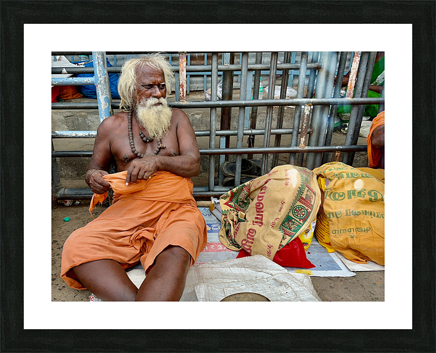 Man Sitting by the Temple Impression et Cadre photo