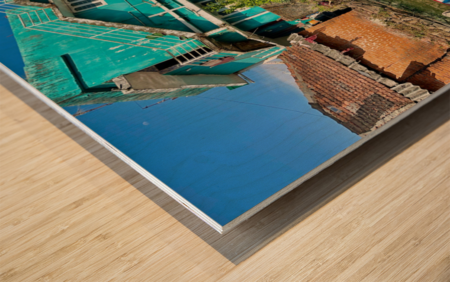 Colourful Boat on the Water Impression sur bois