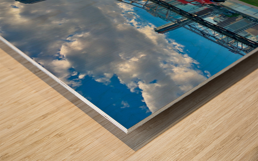 Red Trucks in Front of the Bridge Impression sur bois