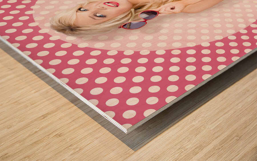 Polka dot pinup girl in retro rockabilly fashion Wood print