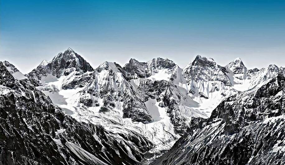 Overlooking the Rockies by Thea Menagh