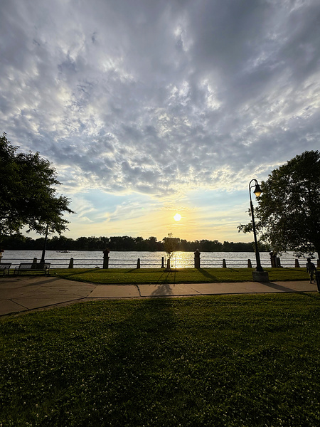 Twilight’s Breath Along the Waterfront Path Téléchargement Numérique