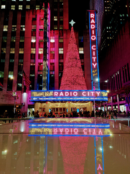Neon Christmas at Radio City Téléchargement Numérique