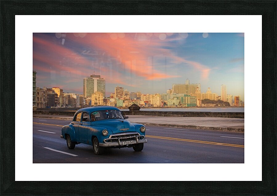 Classic Blue Car on the Malecon Impression et Cadre photo