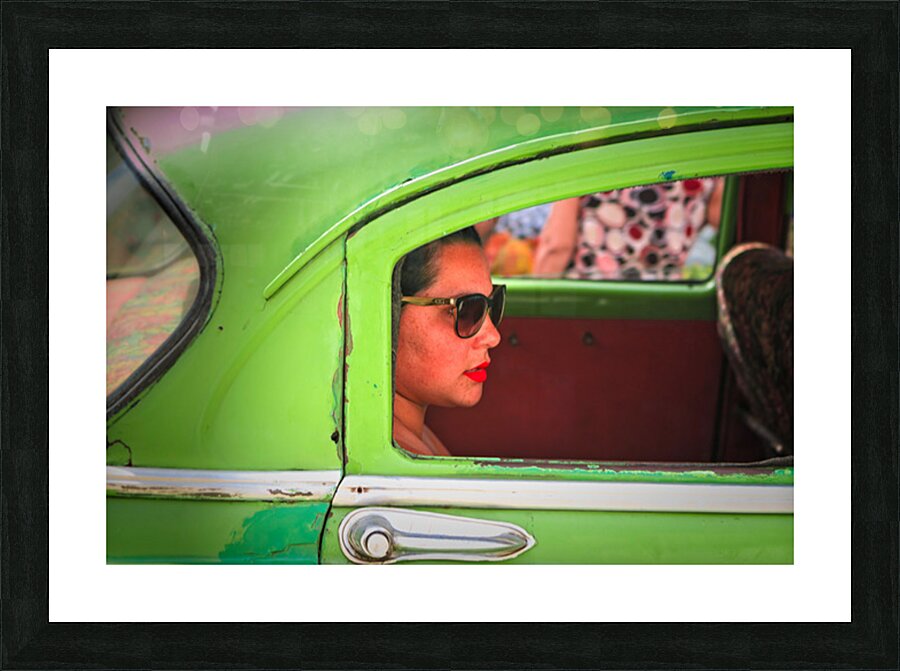 Woman in Green Car Window Impression et Cadre photo